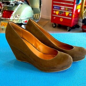 Nine West Artisan wedge Heel Size 8
Olive Green suede